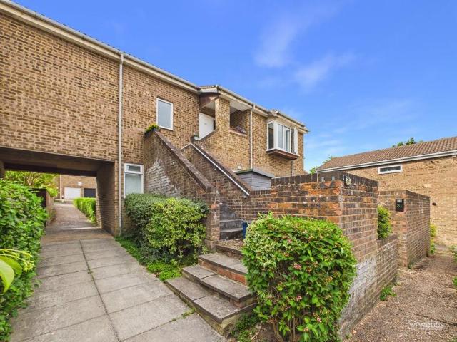 Flat for sale in London Borough of Croydon, Forestdale