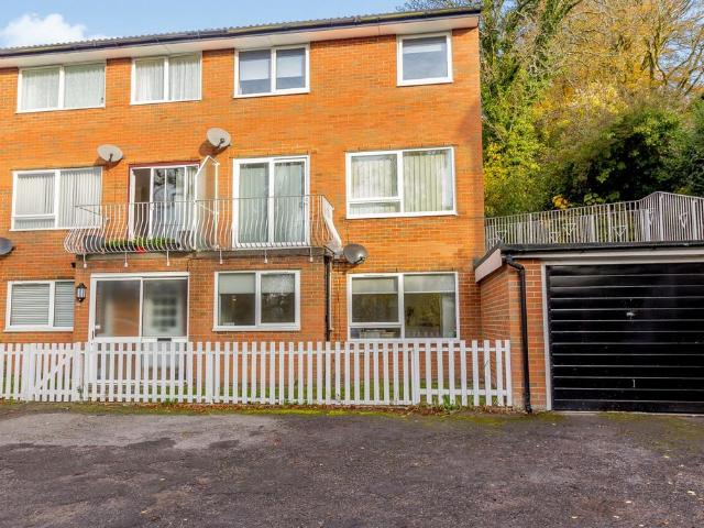 Flat for sale in Hillview, Surrey