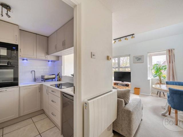 Flat for sale in Goldsworth Park, Woking