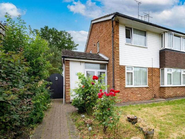 Flat for sale in Elstree and Borehamwood, Borehamwood