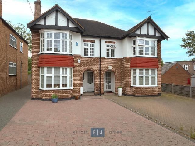 Flat for sale in Debden Green, Epping