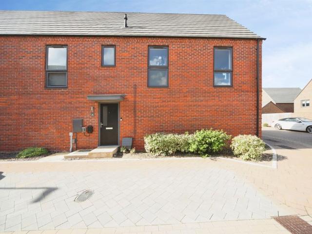 Flat for sale in Houghton Regis, Central Bedfordshire