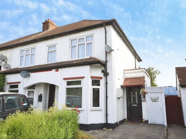 Flat for sale in Ardleigh Green, Greater London