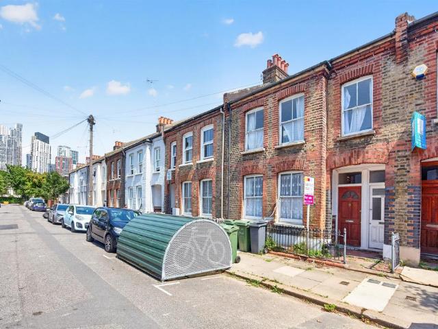 Flat for sale in Vauxhall, Greater London