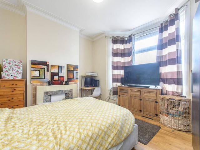 Flat for sale in Hendon, Greater London