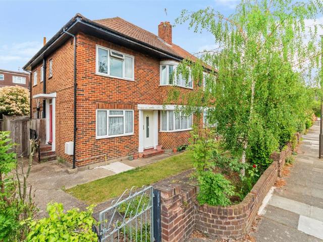 Flat for sale in London Borough of Merton, Raynes Park