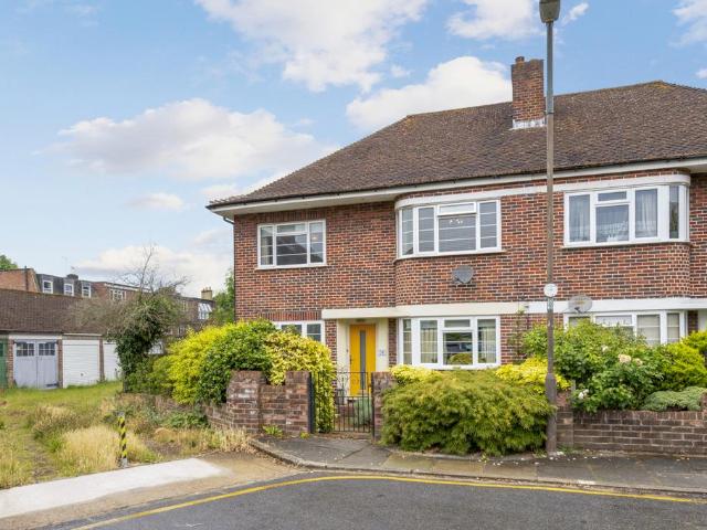 Flat for sale in London Borough of Merton, Raynes Park