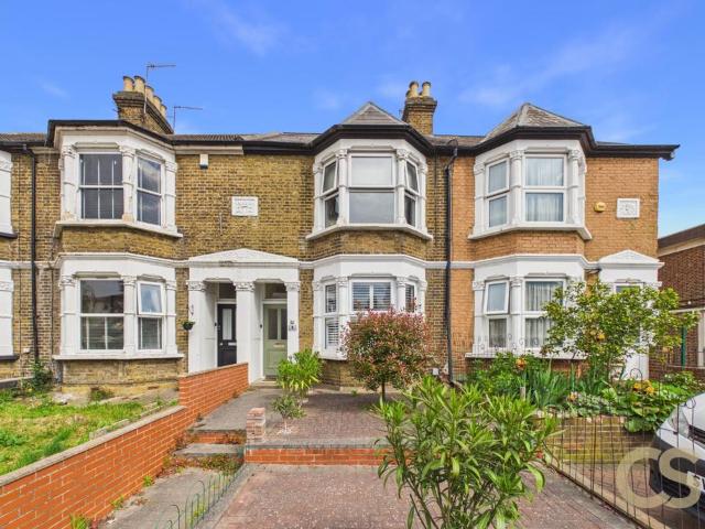 Flat for sale in Broxbourne, Hertfordshire