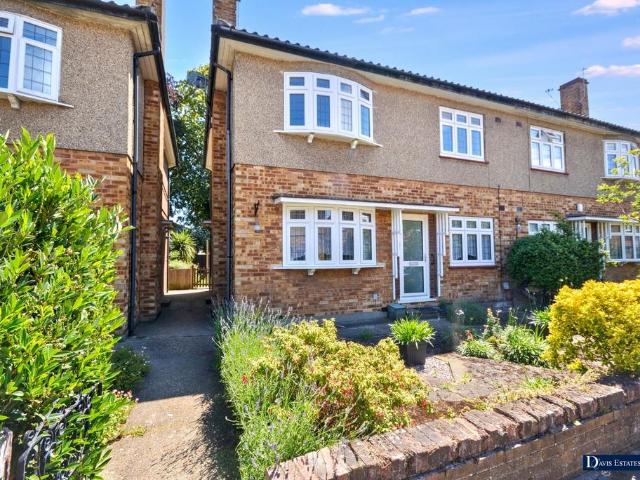 Flat for sale in Gidea Park, Greater London