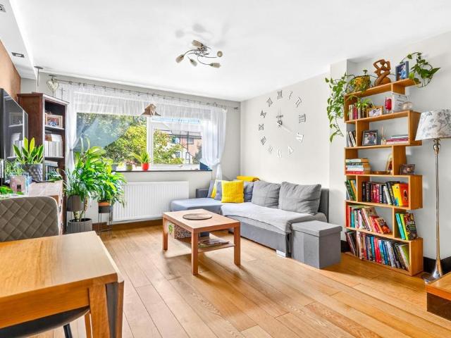 Flat for sale in London Borough of Hounslow, Greater London