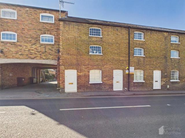 Flat for sale in Roydon, Epping