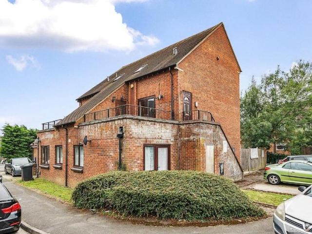 Flat for sale in Slough