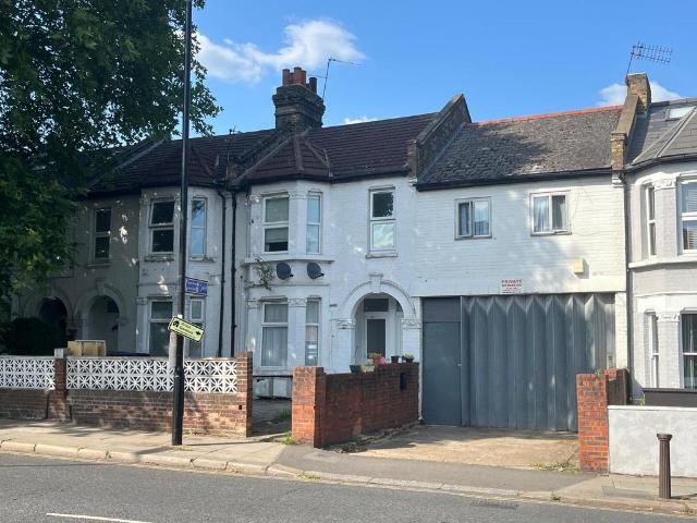 Flat for sale in London Borough of Ealing, Isle Of Man