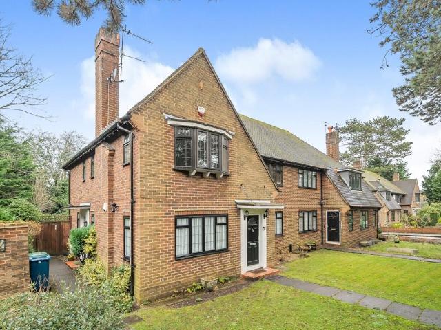 Flat for sale in Pinner, Greater London