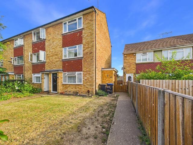 Flat for sale in Denham