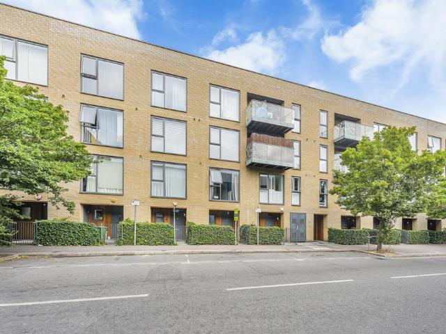 Flat for sale in Highams Park, Greater London