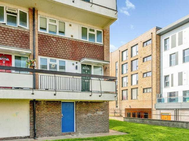 Flat for sale in Red Hill, Surrey