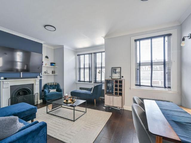 Flat for sale in Furzedown, Greater London