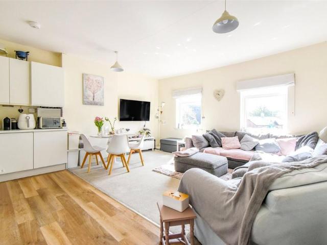 Flat for sale in Hart, Hampshire