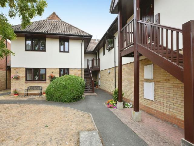 Flat for sale in Kings Hill, Colliers End
