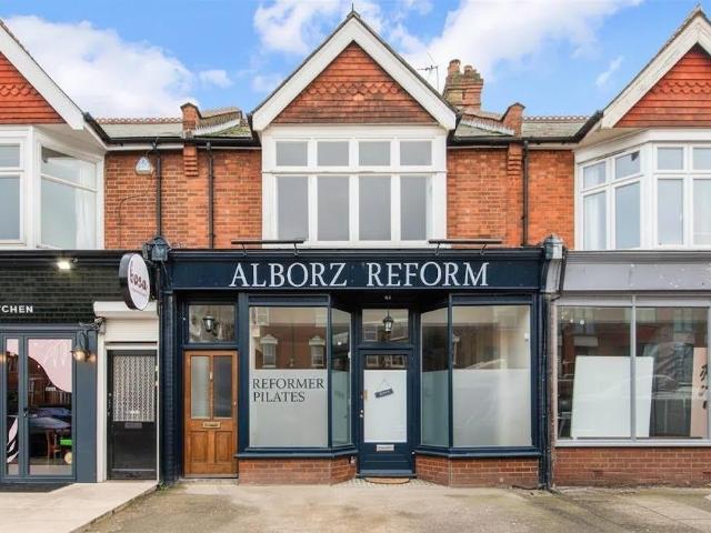 Flat for sale in London Borough of Merton, Raynes Park