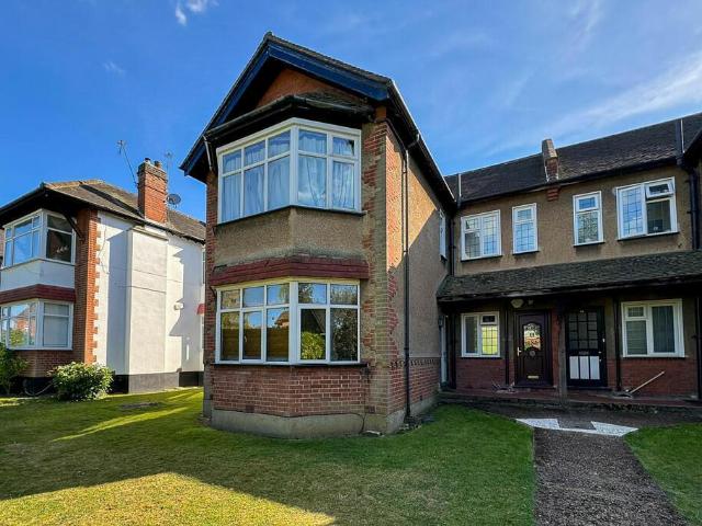 Flat for sale in Pinner, Greater London