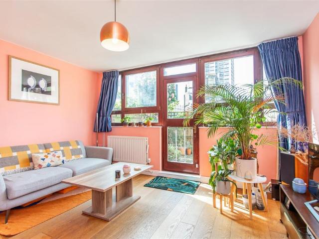 Flat for sale in Hoxton, Greater London