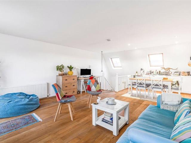 Flat for sale in Earl's Court, Greater London