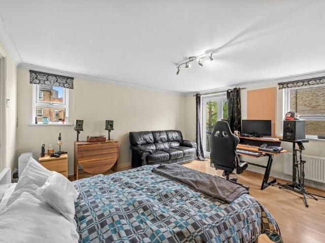 Flat for sale in Isle Of Dogs, Greater London