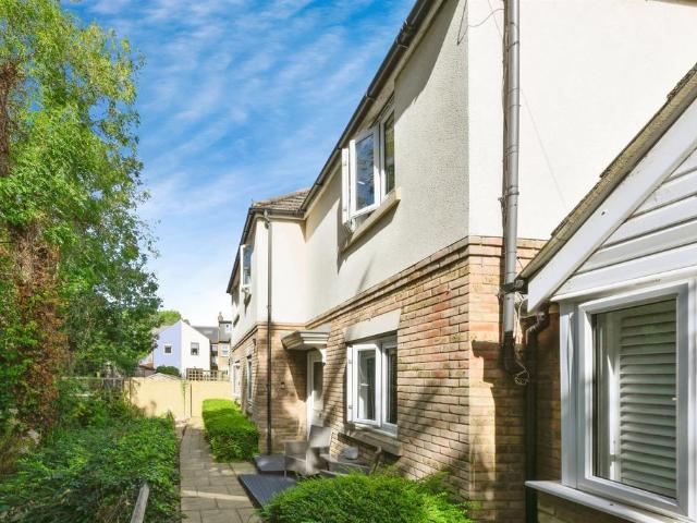 Flat for sale in Broxbourne, Hertfordshire