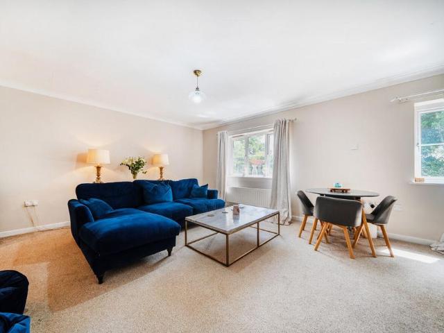 Flat for sale in Fole, Surrey