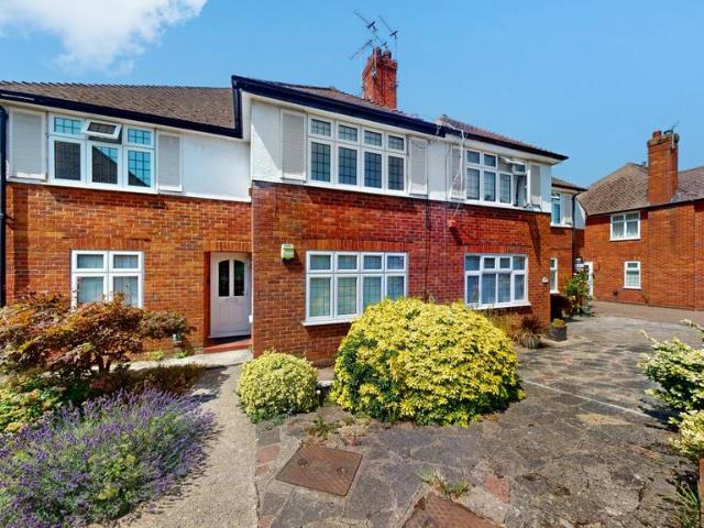 Flat for sale in Eastcote, Greater London