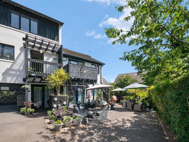 Flat for sale in London Borough of Hillingdon, Greater London