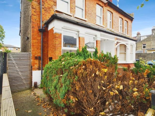 Flat for sale in Bush Hill Park, Greater London