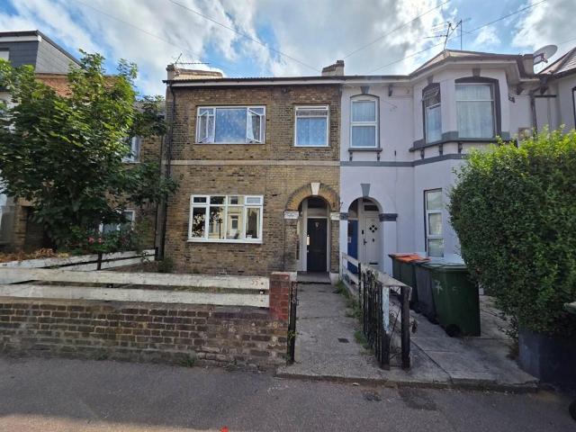 Flat for sale in Plaistow, Greater London