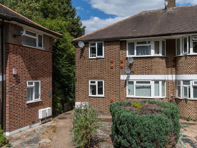 Flat for sale in Elmers End, Greater London