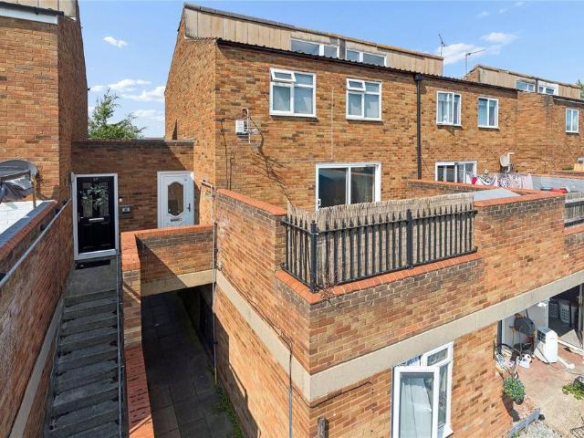 Flat for sale in Vange, Essex