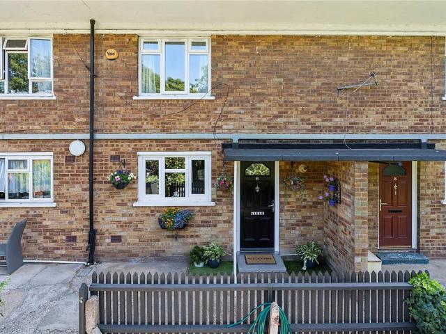 Flat for sale in Marks Gate, Greater London