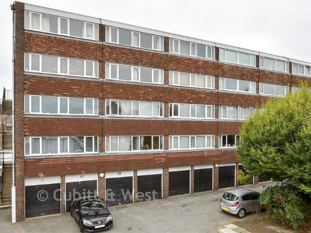 Flat for sale in Wallington, Greater London