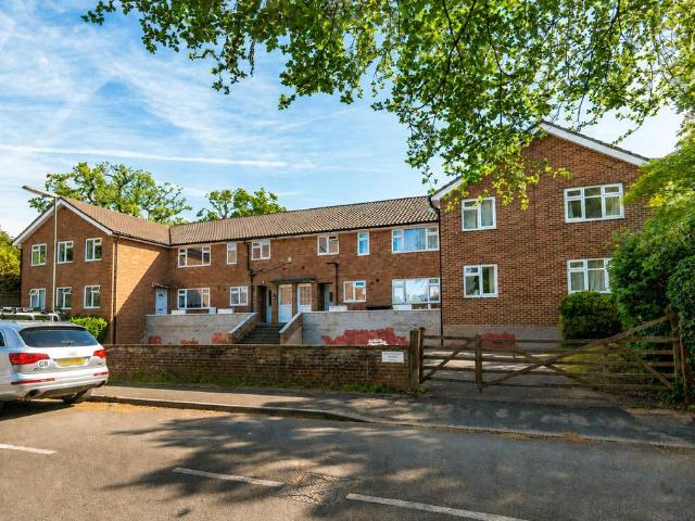 Flat for sale in Binscombe, Fole