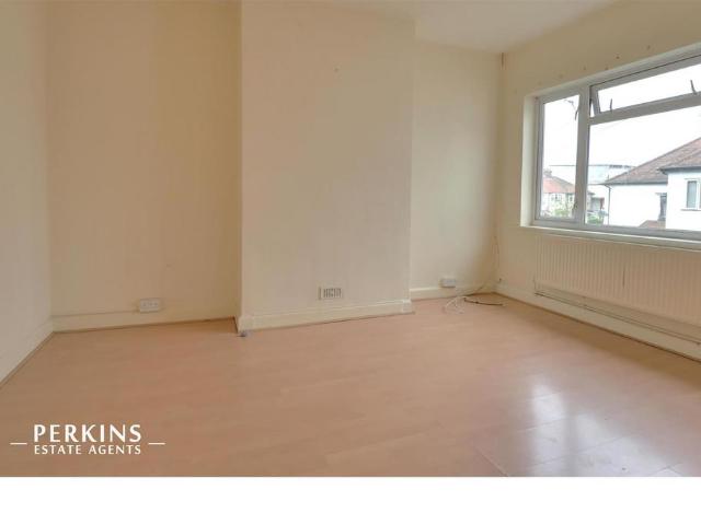 Flat for sale in London Borough of Ealing, Greenford