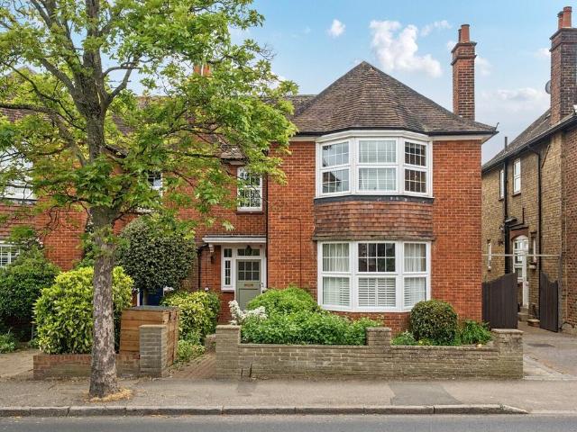 Flat for sale in London Borough of Merton, Raynes Park