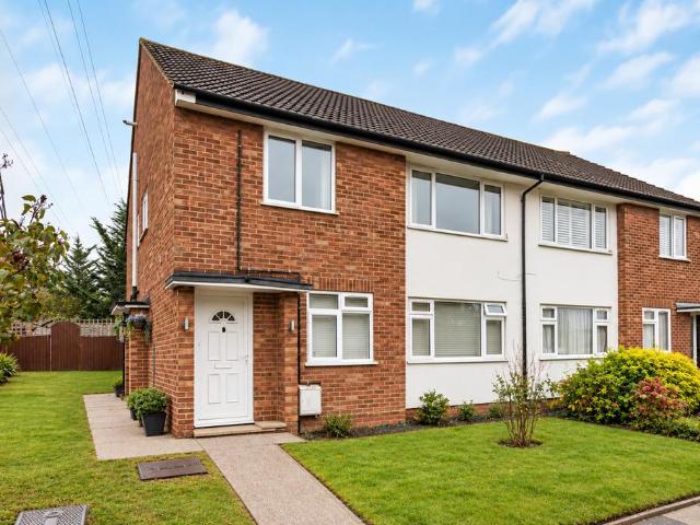 Flat for sale in Hurst, Greater London