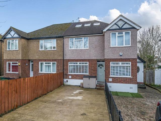 Flat for sale in Northwood, Greater London