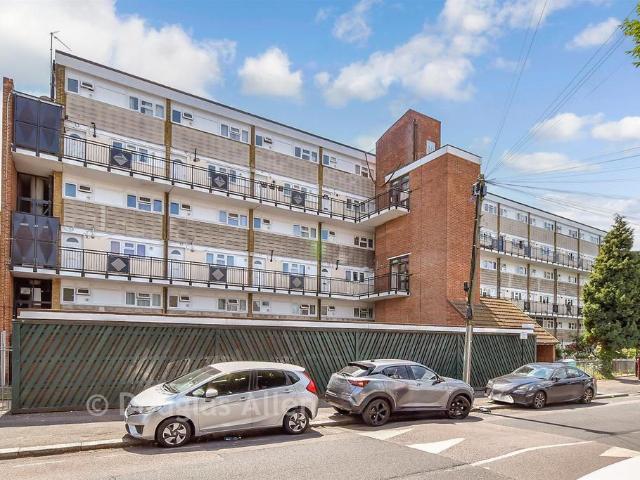 Flat for sale in Leyton, Greater London