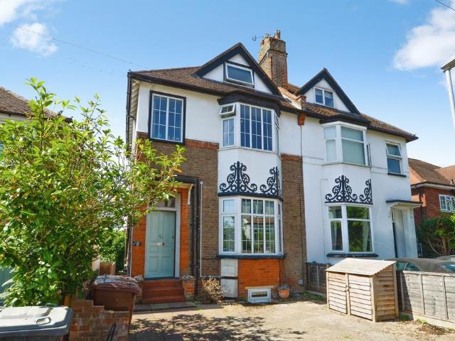 Flat for sale in Connaught Park, Bushey