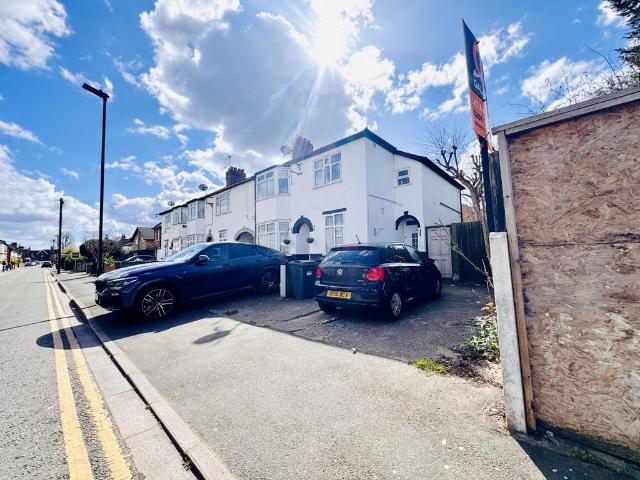 Flat for sale in London Borough of Hounslow, Greater London