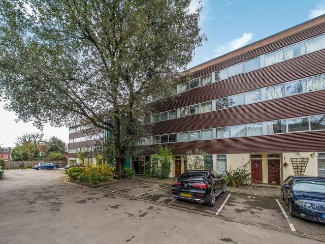 Flat for sale in Southfields, Greater London
