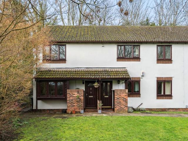 Flat for sale in The Cedars Estate, Batchworth