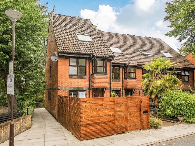Flat for sale in Camberwell, Greater London
